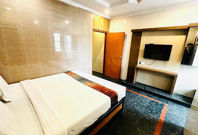 اتاق راحتی سه تخته, Tejasri Residency