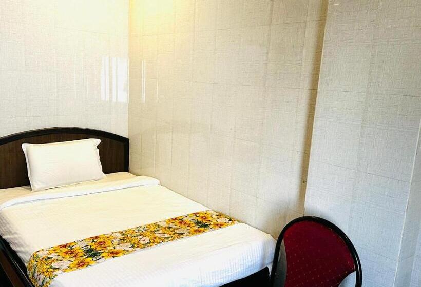 اتاق راحتی سه تخته, Tejasri Residency