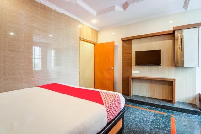 اتاق راحتی سه تخته, Tejasri Residency