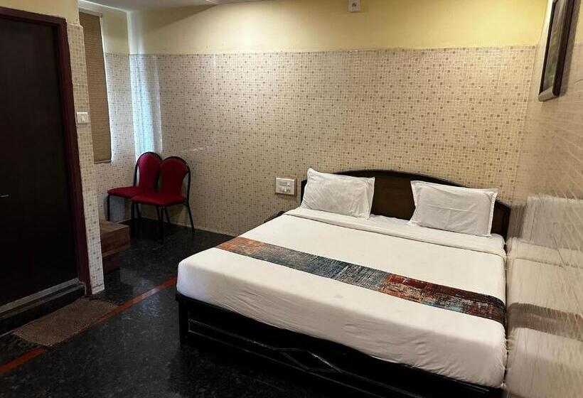 اتاق راحتی سه تخته, Tejasri Residency