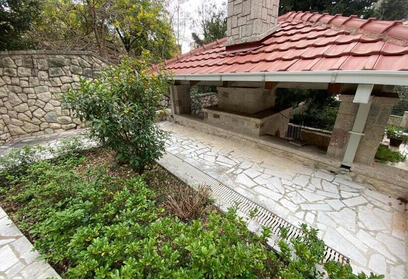 اتاق اکونومی, Stone Villa
