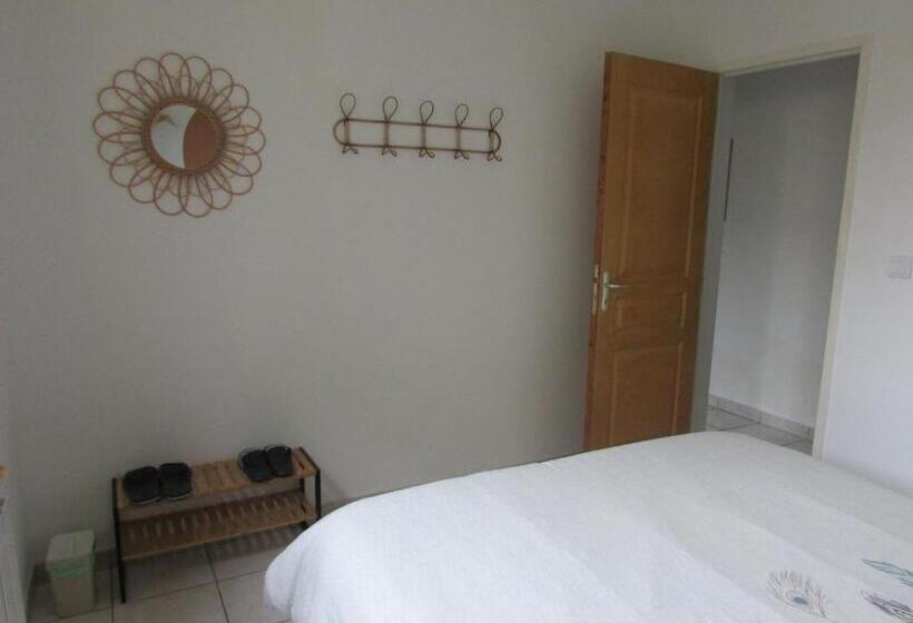 اتاق استاندارد, Chambre Agréable Dans Une Maison Avec Un Grand Lit