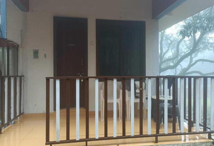 اتاق لوکس با بالکن, Ishwar Inn By Joy Suites