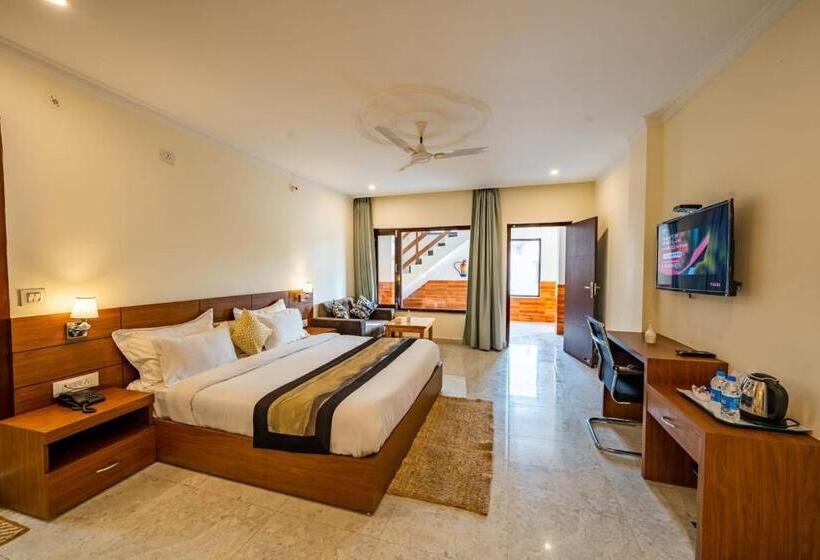 اتاق سوپریور با تخت بزرگ, The Himalayan Stays Nainital