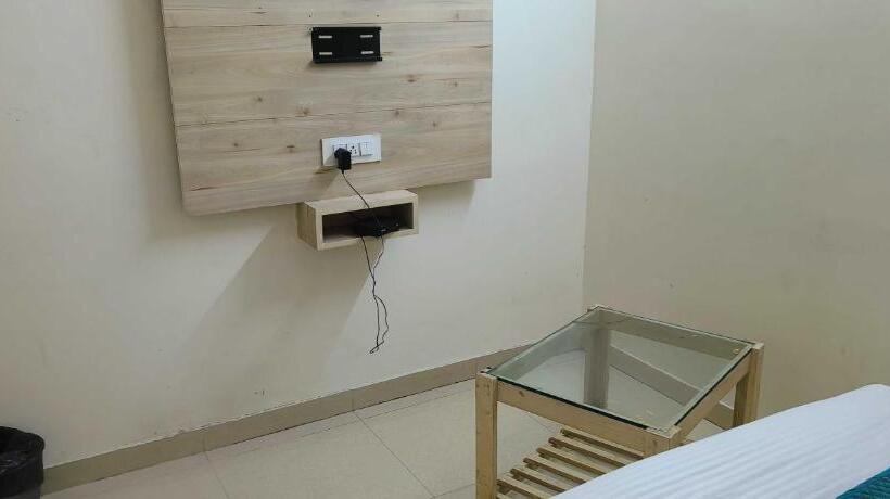 اتاق کلاسیک سه تخته, Collection O Hotel Ace Inn