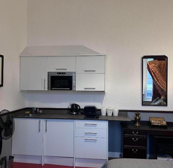 اتاق لوکس, The Office Bar And Restaurant