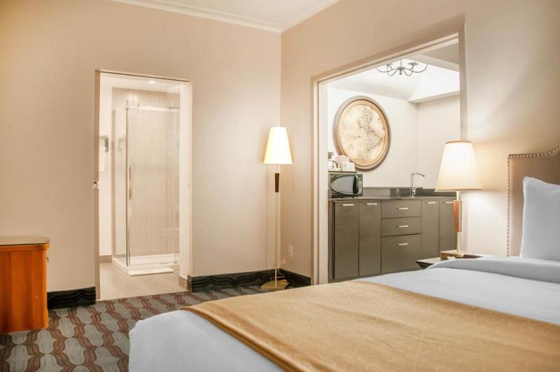 سوئیت با تخت بزرگ, Empire Suites