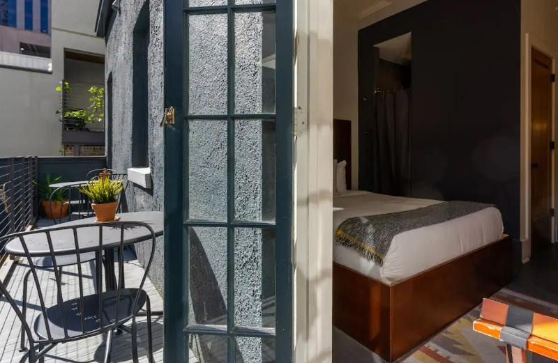 اتاق استاندارد, Empire Suites