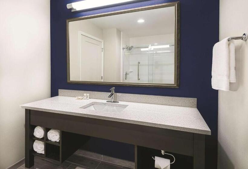 اتاق استاندارد با تخت بزرگ برای معلولان, La Quinta By Wyndham Odessa North   Sienna Tower