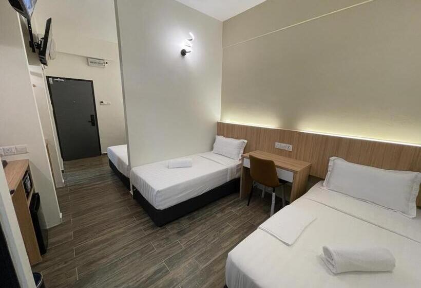 اتاق خانوادگی, Dj Citi Plaza Hotel & Suites