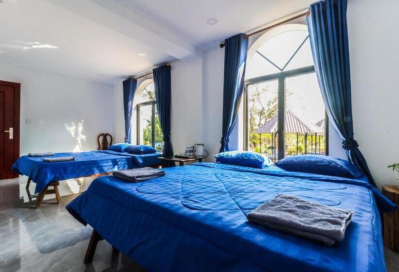 اتاق استاندارد چهارنفره با چشم‌انداز باغ, Kampot Hill Lodge