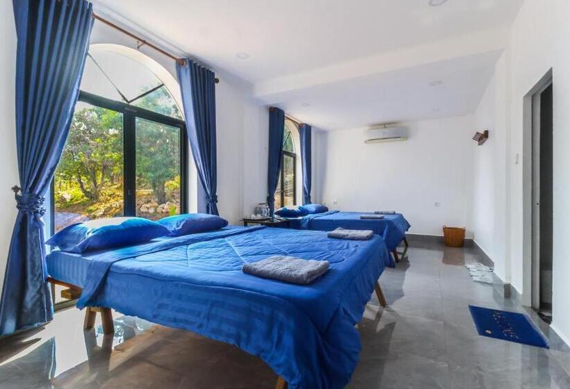اتاق استاندارد چهارنفره با چشم‌انداز باغ, Kampot Hill Lodge