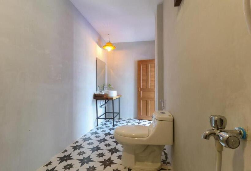 اتاق استاندارد چهارنفره با چشم‌انداز باغ, Kampot Hill Lodge