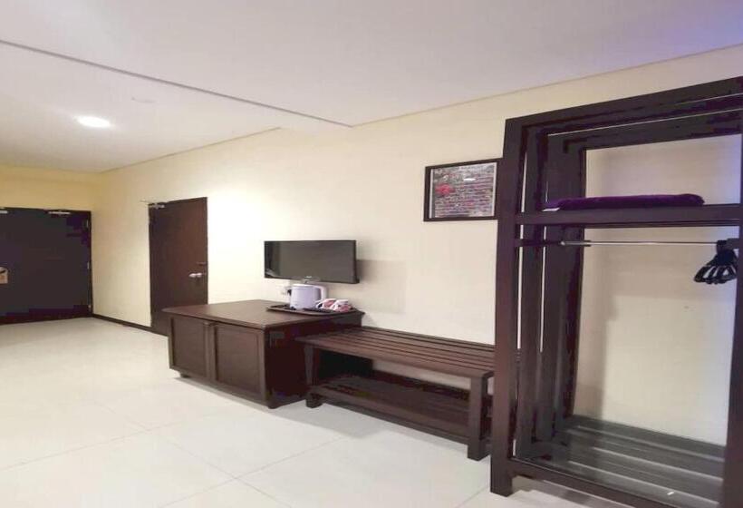 اتاق لوکس سه تخته, Oyo 90883 Pavilion Inn