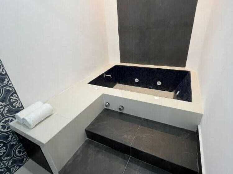 اتاق لوکس, Zibahún