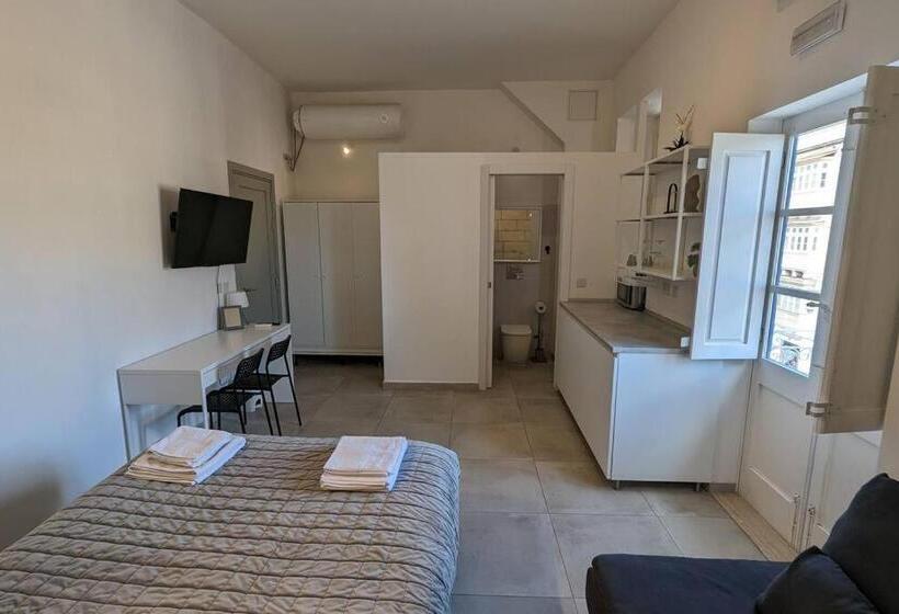 اتاق لوکس با بالکن, Casa Cospicua Knight Residency