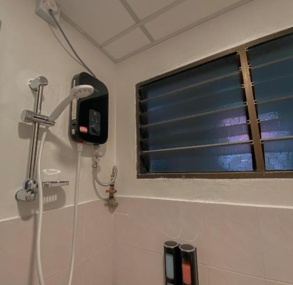 اتاق استاندارد با سرویس بهداشتی مشترک, Venice Guest Hostel   Bilik Sahaja