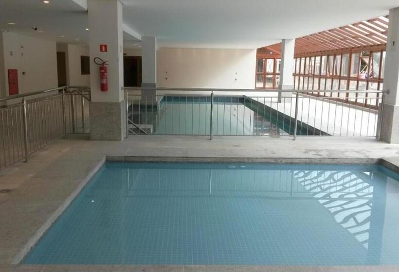 اتاق خانوادگی با چشم‌انداز کوه, Condomínio Vista Azul