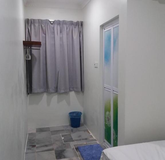 اتاق استاندارد سه نفره, Js Homestay Air Putih