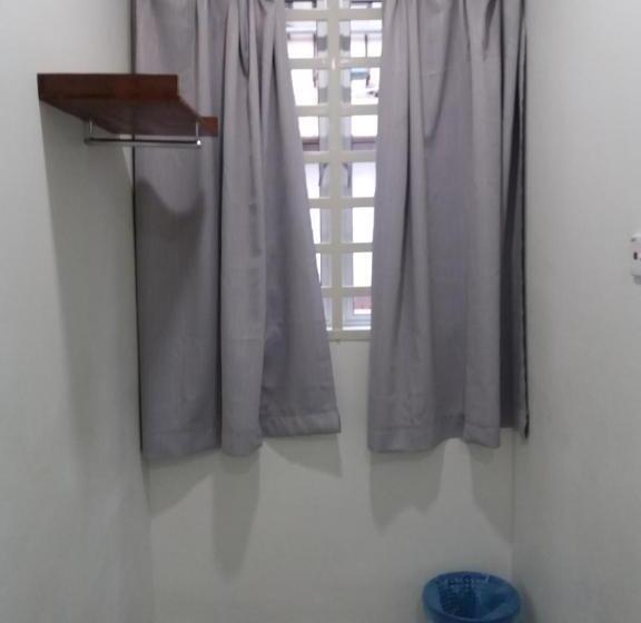 اتاق استاندارد سه نفره, Js Homestay Air Putih