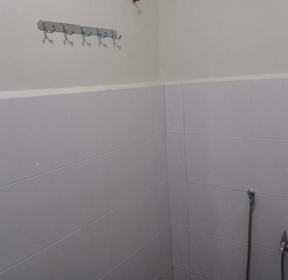 اتاق استاندارد سه نفره, Js Homestay Air Putih
