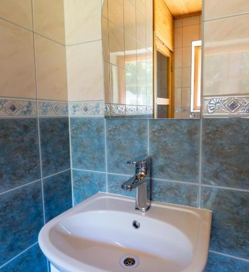 اتاق استاندارد سه تخته با سرویس بهداشتی مشترک, Nature Guest House