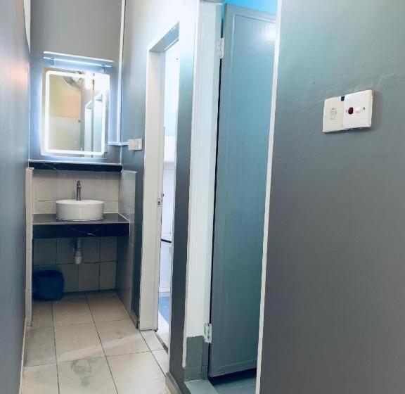 اتاق استاندارد با سرویس بهداشتی مشترک, Prima B&b Hostel