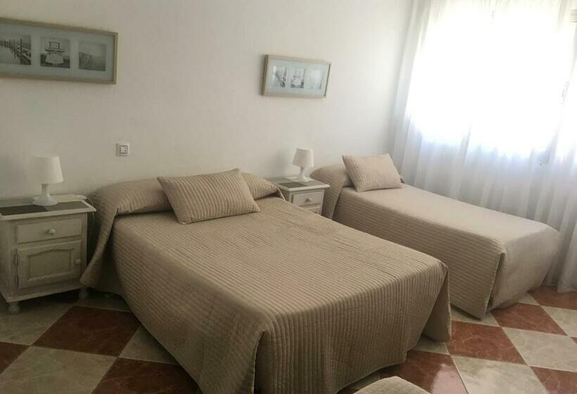 Standard Triple Room, Hostal Jomarijo