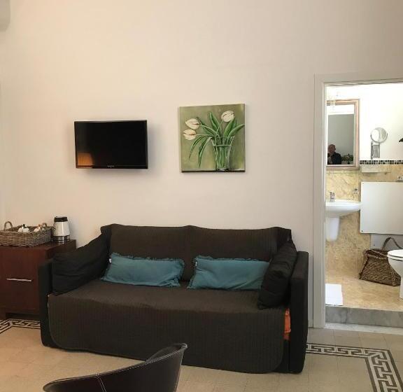 اتاق استاندارد چهارنفره با بالکن, B&b Nike   Rooms Only