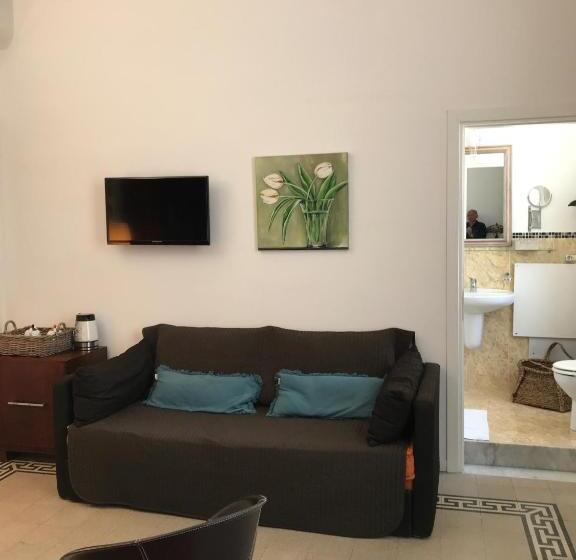 اتاق استاندارد چهارنفره با بالکن, B&b Nike   Rooms Only