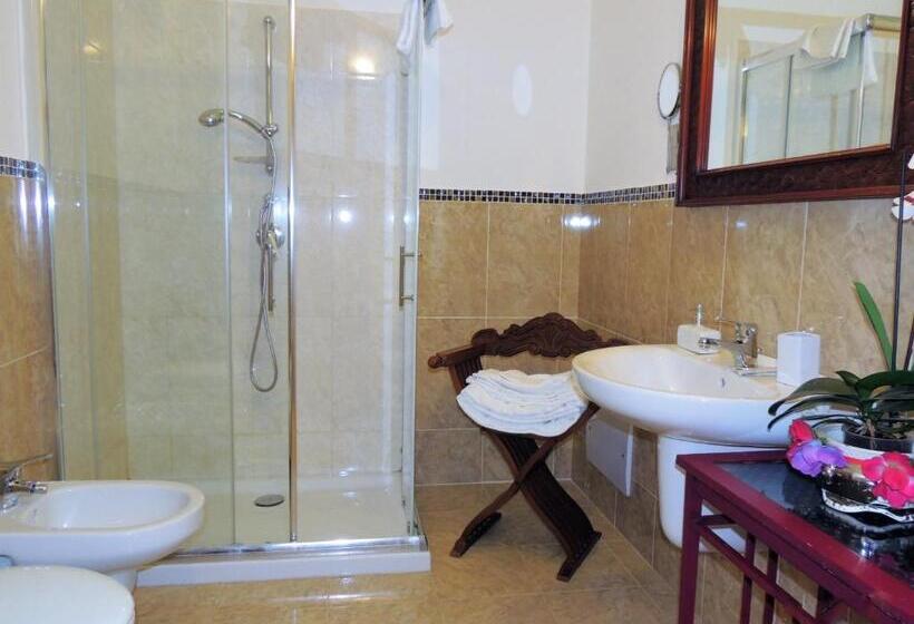اتاق استاندارد با بالکن و چشم‌انداز دریا, B&b Nike   Rooms Only