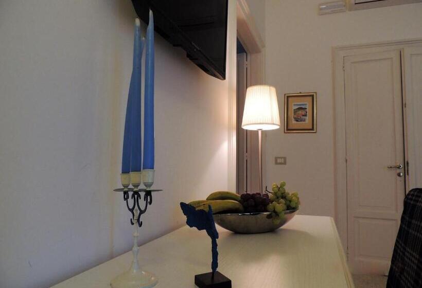 اتاق استاندارد با بالکن و چشم‌انداز دریا, B&b Nike   Rooms Only