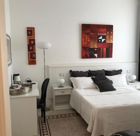 اتاق استاندارد با بالکن و چشم‌انداز دریا, B&b Nike   Rooms Only
