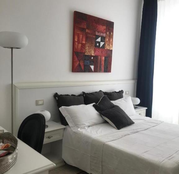 اتاق استاندارد با بالکن و چشم‌انداز دریا, B&b Nike   Rooms Only