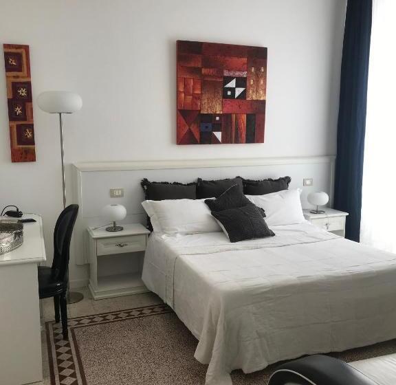 اتاق استاندارد با بالکن و چشم‌انداز دریا, B&b Nike   Rooms Only
