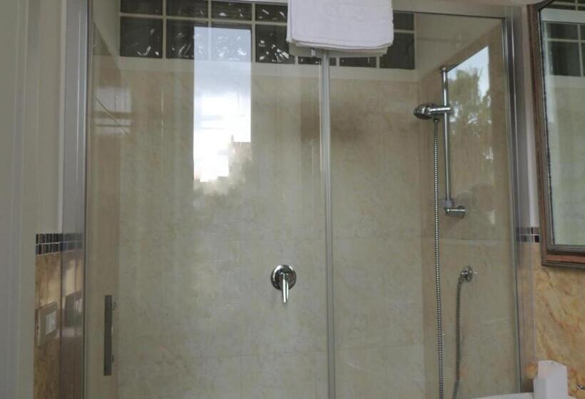 اتاق استاندارد چهارنفره با بالکن, B&b Nike   Rooms Only