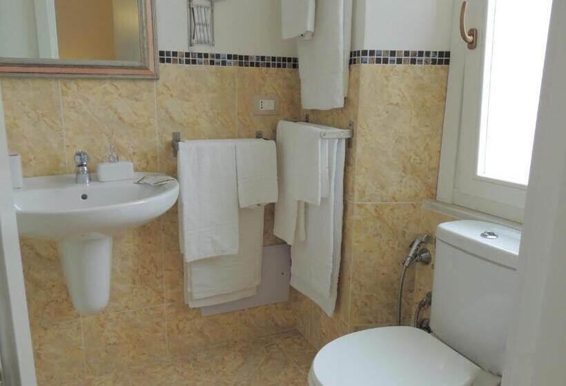اتاق استاندارد چهارنفره با بالکن, B&b Nike   Rooms Only