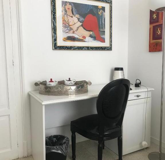 اتاق استاندارد با بالکن و چشم‌انداز دریا, B&b Nike   Rooms Only