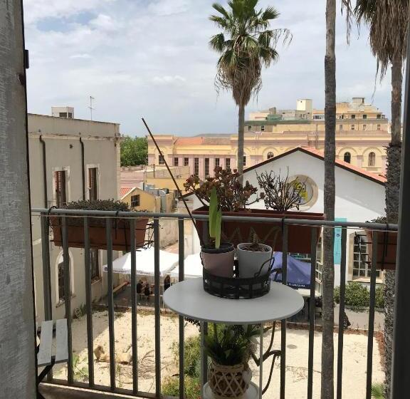 اتاق استاندارد با بالکن و چشم‌انداز دریا, B&b Nike   Rooms Only
