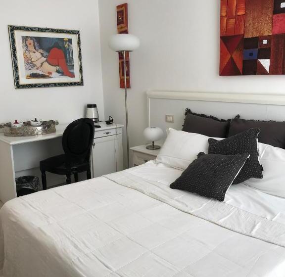 اتاق استاندارد با بالکن و چشم‌انداز دریا, B&b Nike   Rooms Only