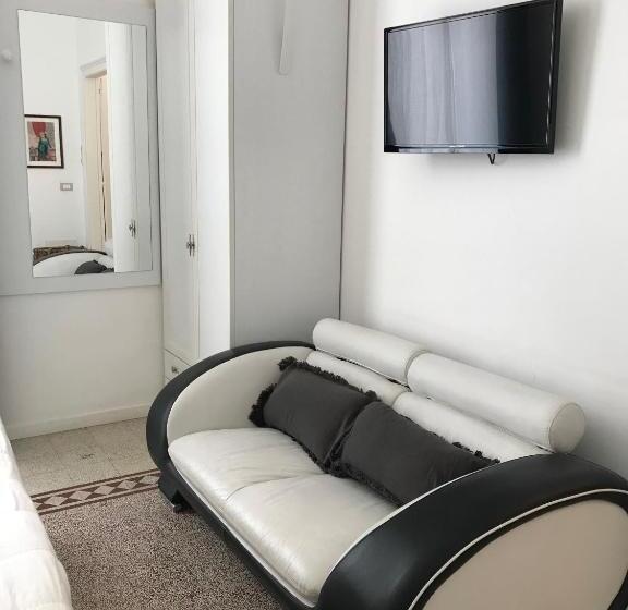 اتاق استاندارد با بالکن و چشم‌انداز دریا, B&b Nike   Rooms Only
