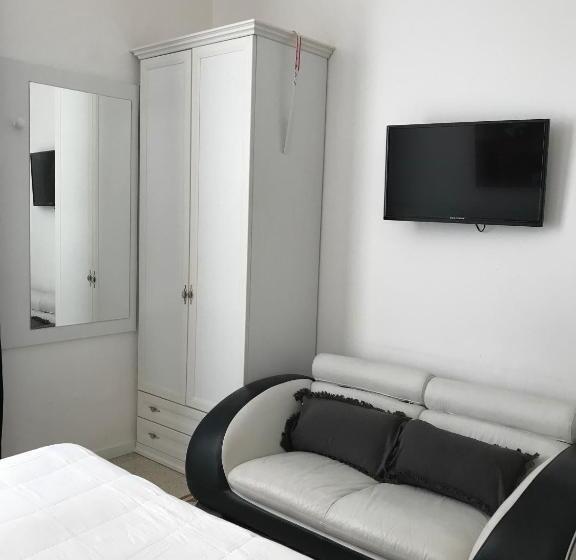 اتاق استاندارد با بالکن و چشم‌انداز دریا, B&b Nike   Rooms Only