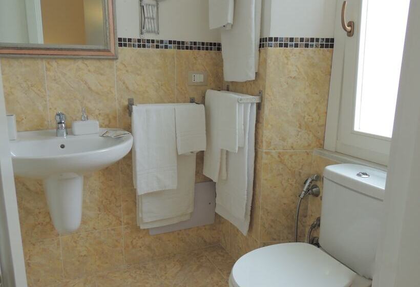 اتاق استاندارد چهارنفره با بالکن, B&b Nike   Rooms Only