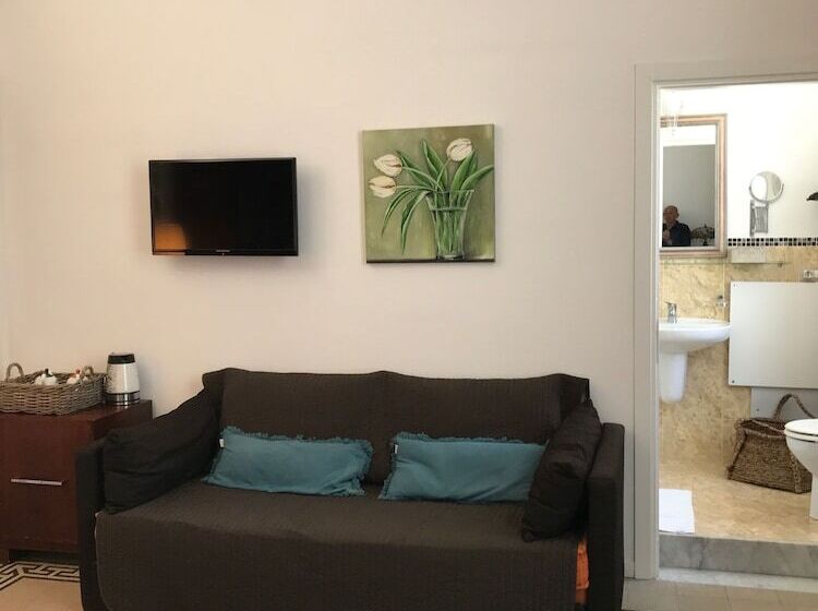اتاق استاندارد چهارنفره با بالکن, B&b Nike   Rooms Only