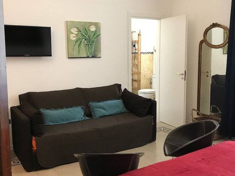 اتاق استاندارد چهارنفره با بالکن, B&b Nike   Rooms Only