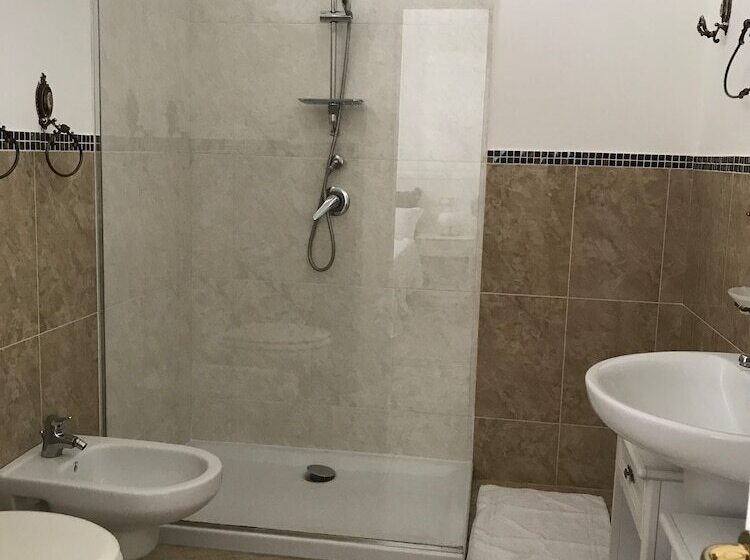 اتاق استاندارد با بالکن و چشم‌انداز دریا, B&b Nike   Rooms Only