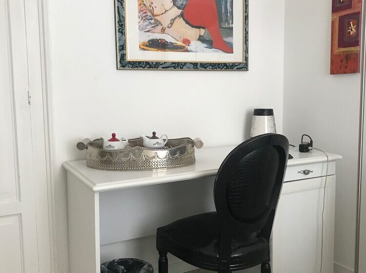 اتاق استاندارد با بالکن و چشم‌انداز دریا, B&b Nike   Rooms Only