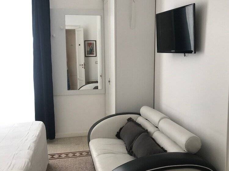 اتاق استاندارد با بالکن و چشم‌انداز دریا, B&b Nike   Rooms Only