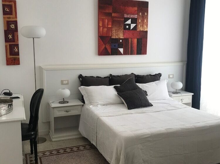 اتاق استاندارد با بالکن و چشم‌انداز دریا, B&b Nike   Rooms Only