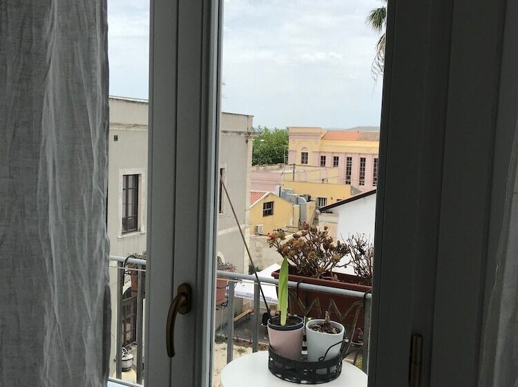 اتاق استاندارد با بالکن و چشم‌انداز دریا, B&b Nike   Rooms Only